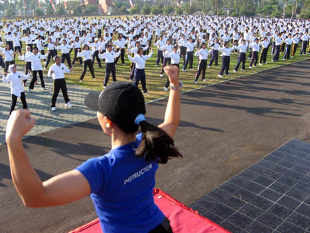 SEHAT BERSAMA SENAM  AEROBIK Indonesia Fitness Trainer 